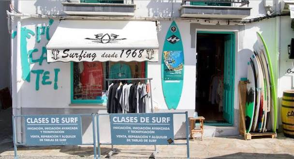 Escuela de Surf Picante y surfistas de la comunidad surfera de Tapia de Casariego