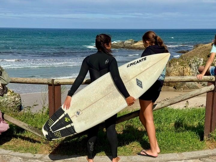 Nuevas generaciones de surfistas en Tapia de Casariego