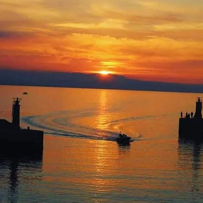 Atardecer lancha entrando en Tapia