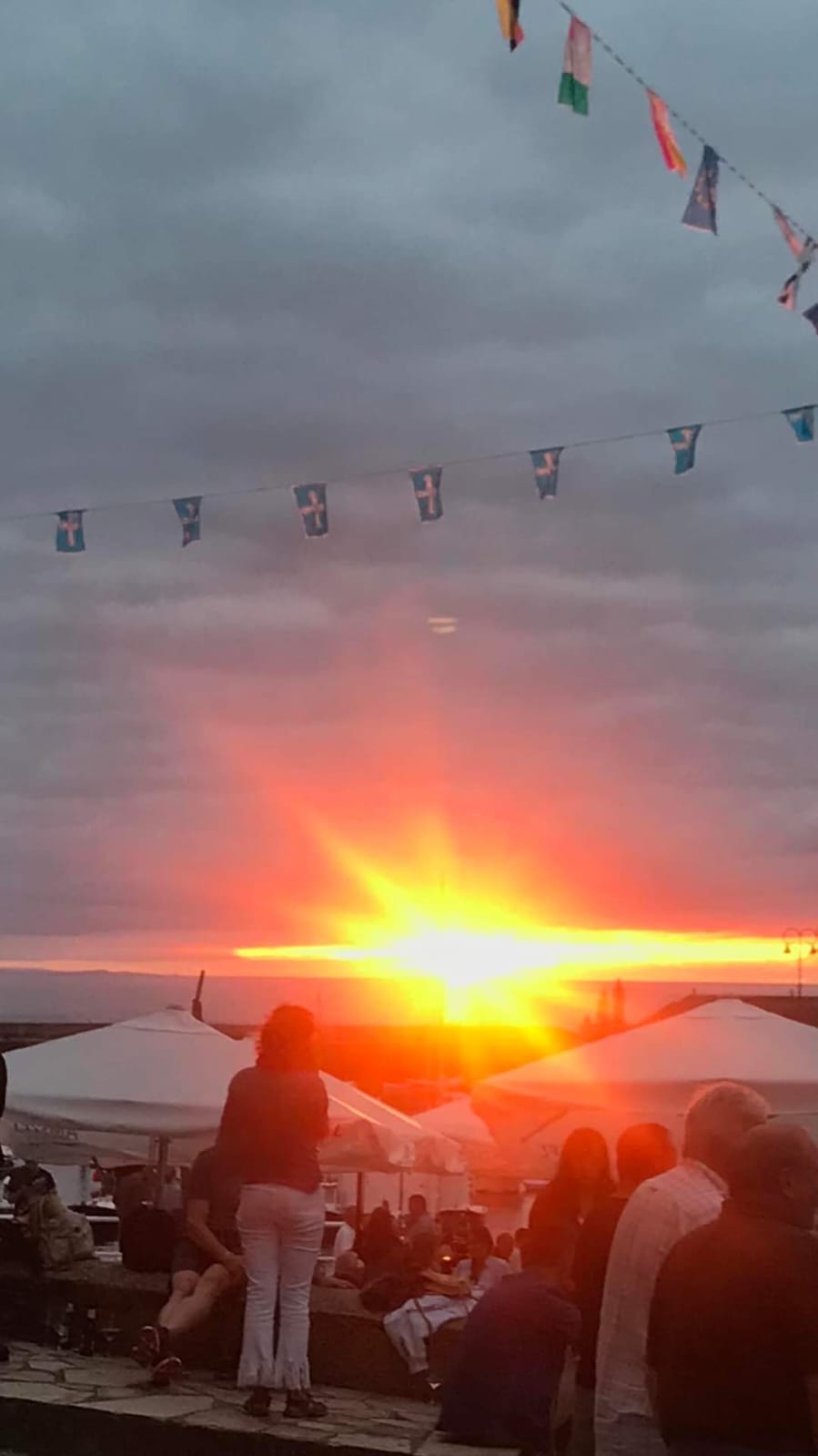 Atardecer con resplandor en el muelle de Tapia