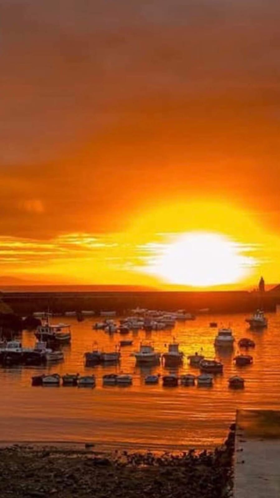 Atardecer sobre el muelle de Tapia