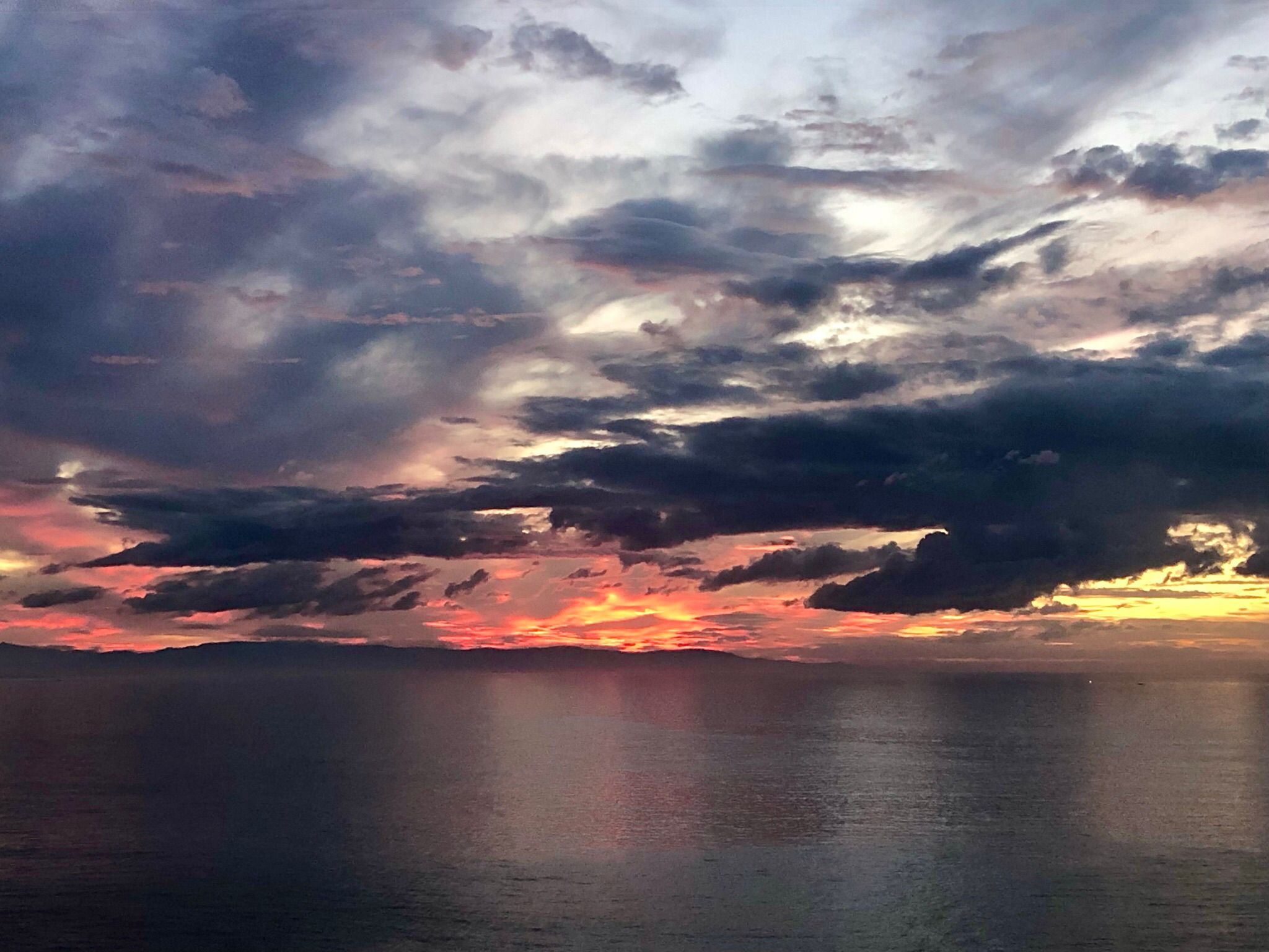 Atardecer sobre el horizonte