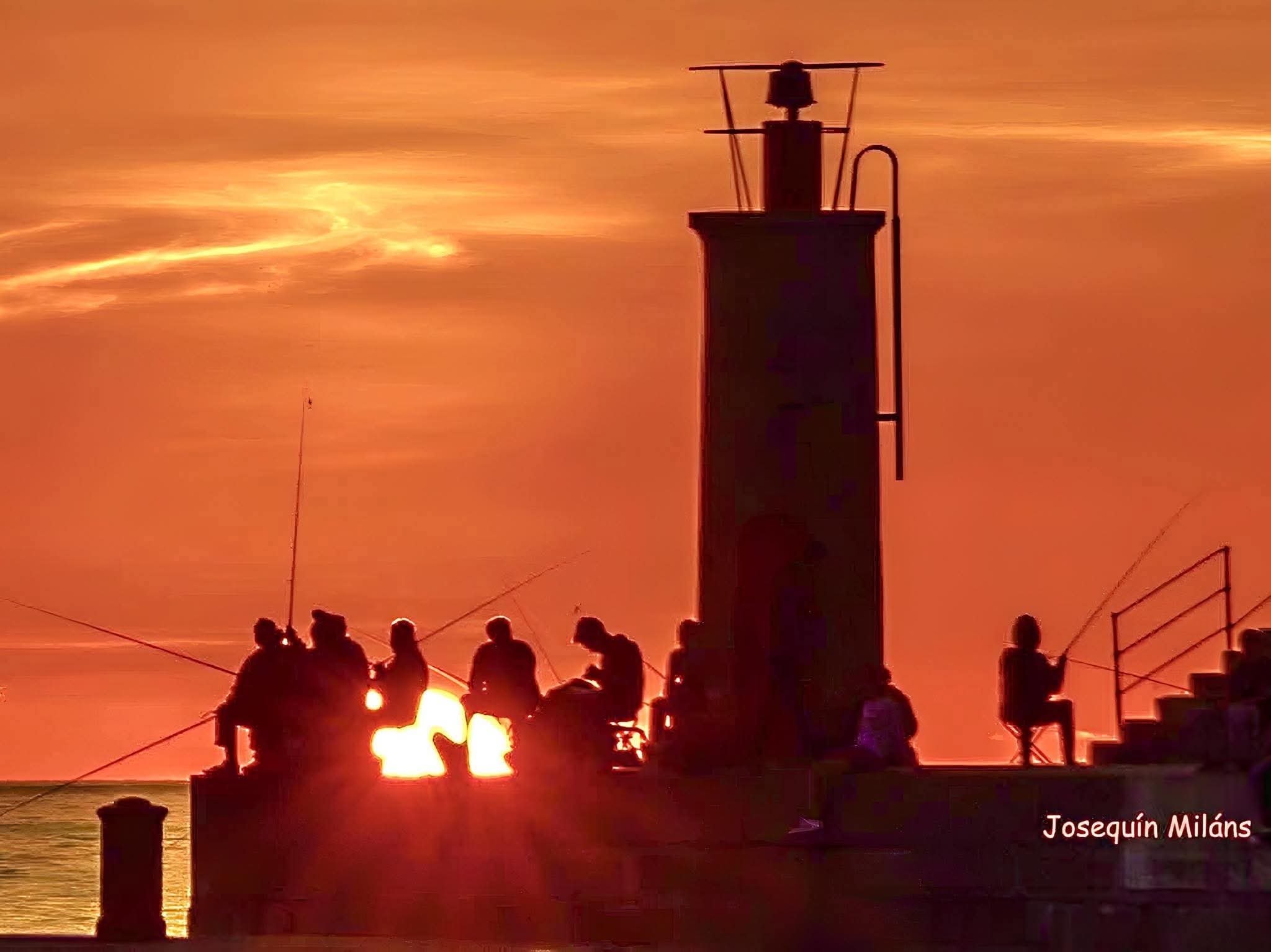 Atardecer faro rojo de Tapia