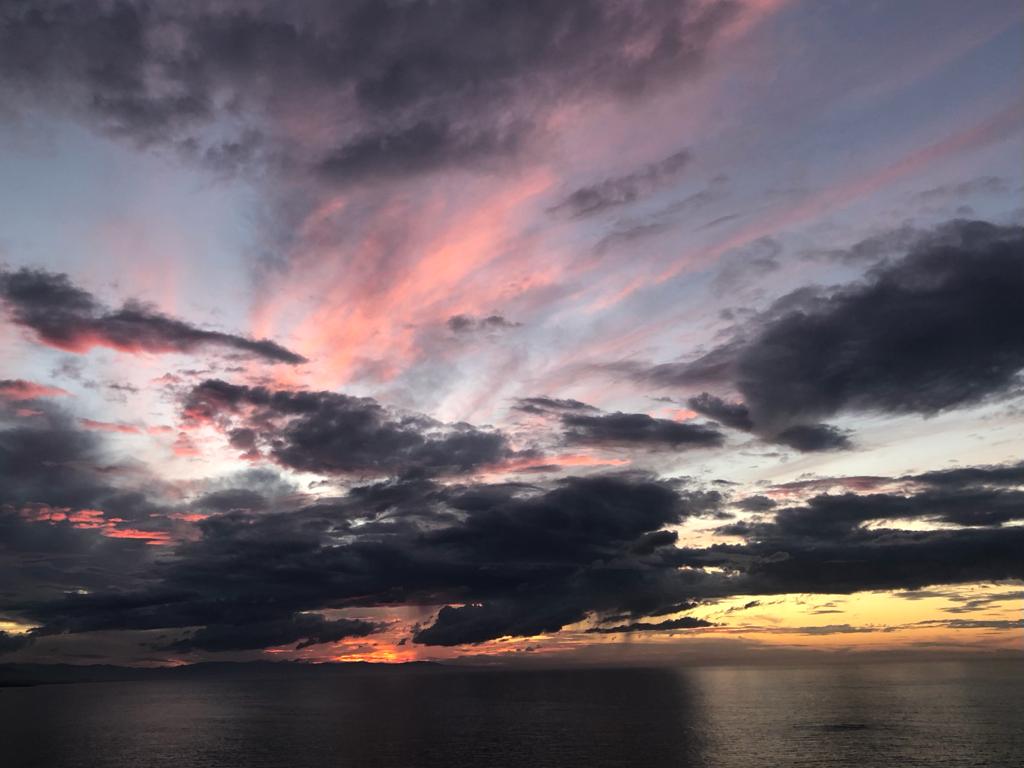 Atardecer sobre el horizonte