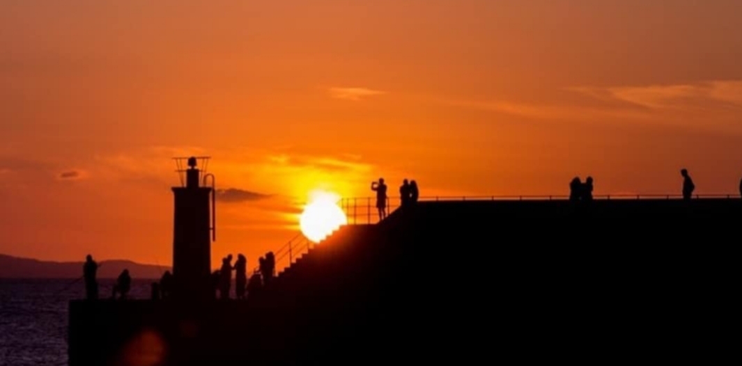 Atardecer faro rojo de Tapia