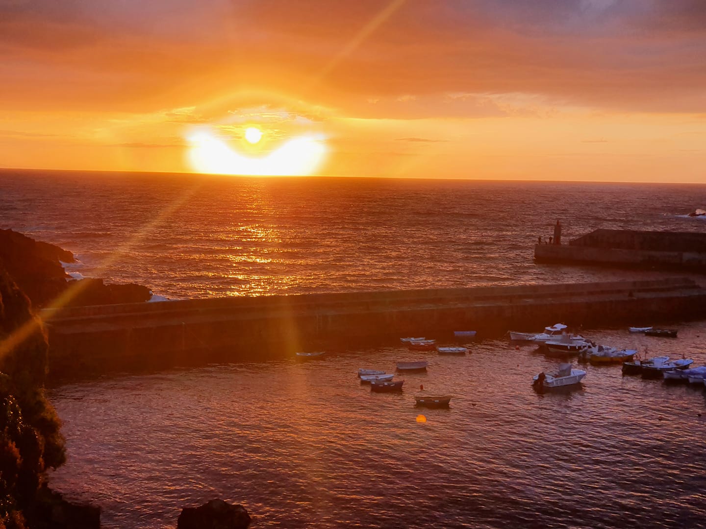 Atardecer sobre el muelle de Tapia