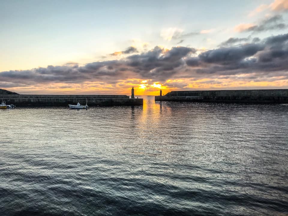 Atardecer entre los faros de Tapia