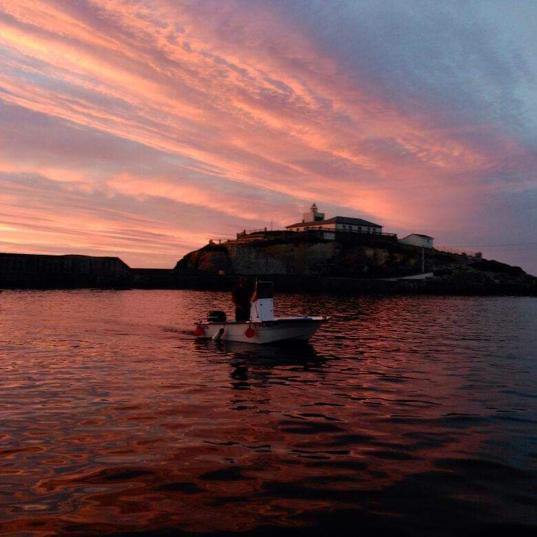Atardecer sobre lancha tapiega
