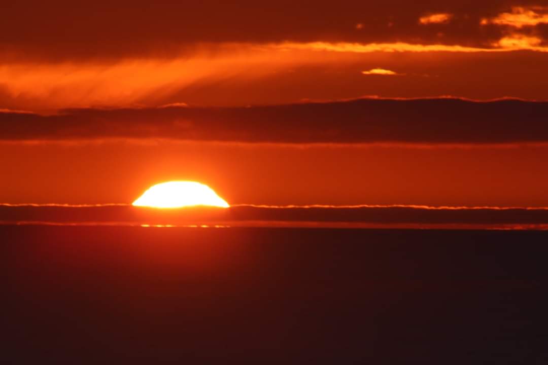Atardecer sobre el horizonte