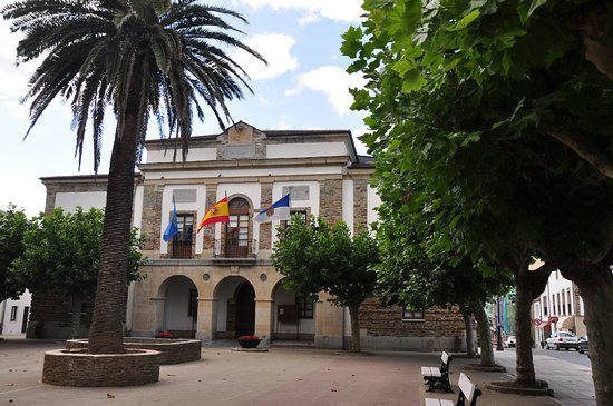 Fachada principal del Ayuntamiento de Tapia de Casariego
