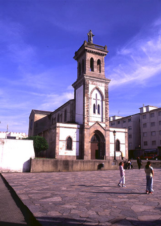 Entrada principal de la iglesia San Esteban en Tapia de Casariego