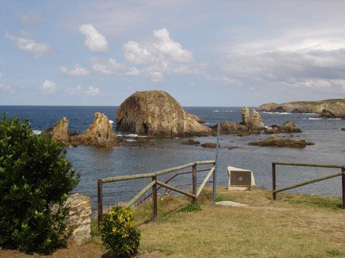 Represas de Tapia de Casariego en un día soleado, paisaje costero del occidente asturiano