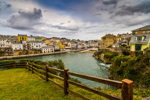 Vista del muelle de Tapia de Casariego desde el mirador de La Guardia