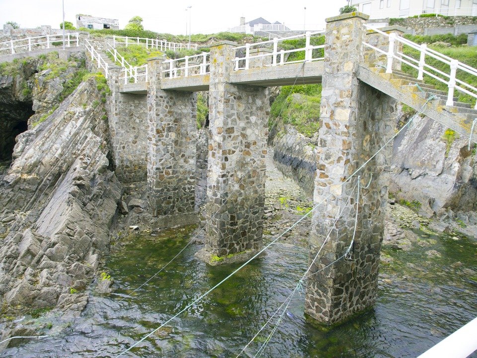 El puente en el muelle de Tapia de Casariego