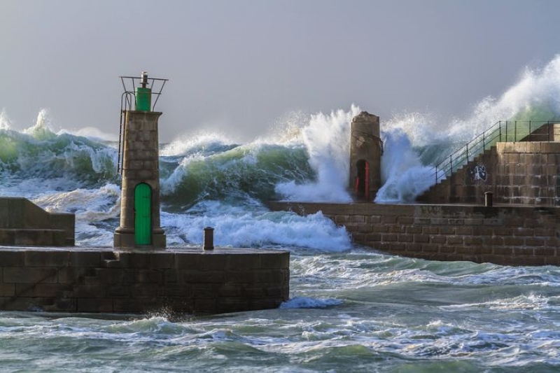 Galerna en el muelle de Tapia de Casariego azotando el faro rojo