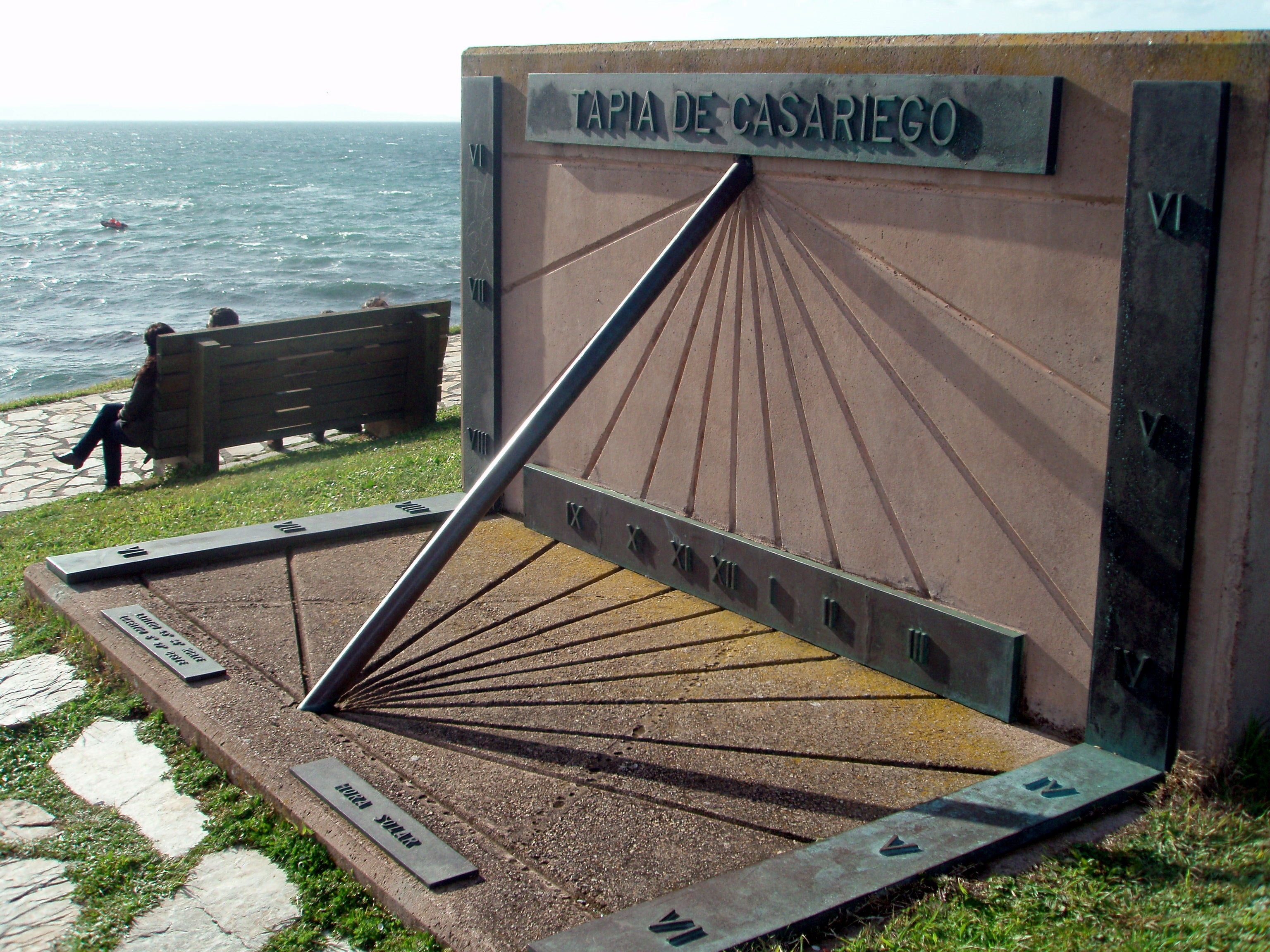 reloj solar ubicado en la playa A Ribeiria de Tapia de Casariego