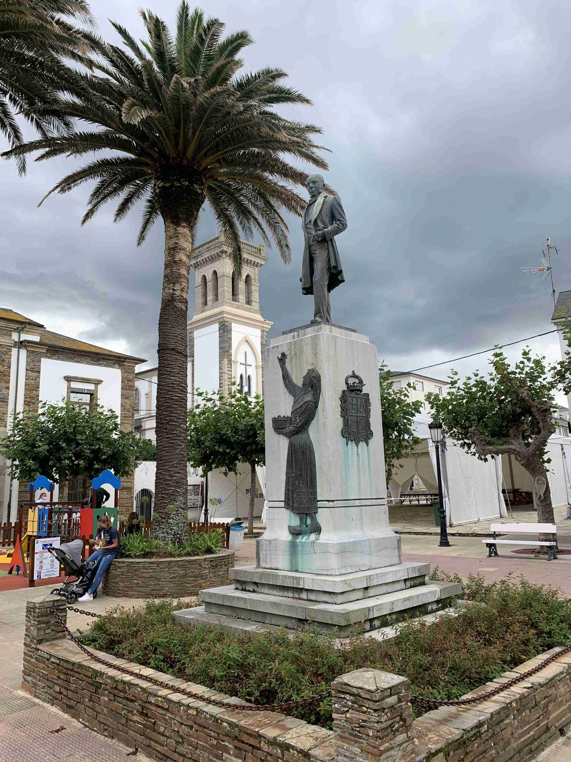 Parque de Tapia de Casariego y la estatua del Marqués de Casariego