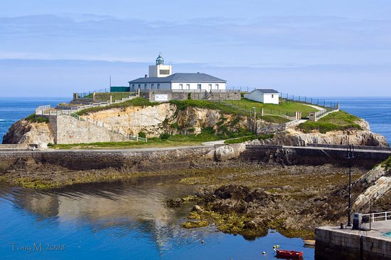 Vista del faro Isla en Tapia de Casariego