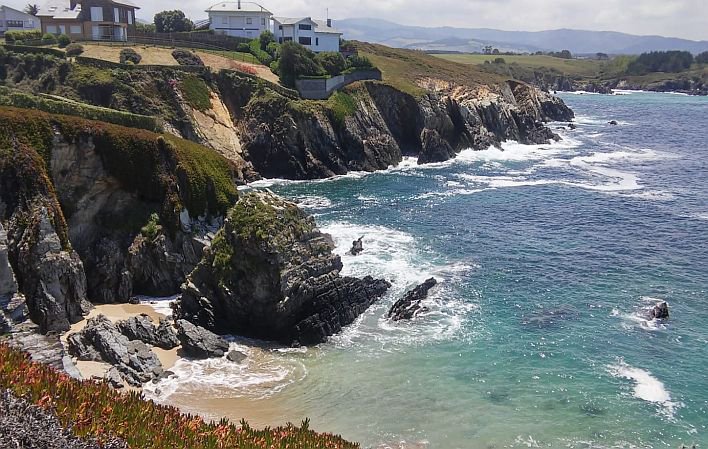 Playa de la Reburdia ubicada en Tapia de Casariego