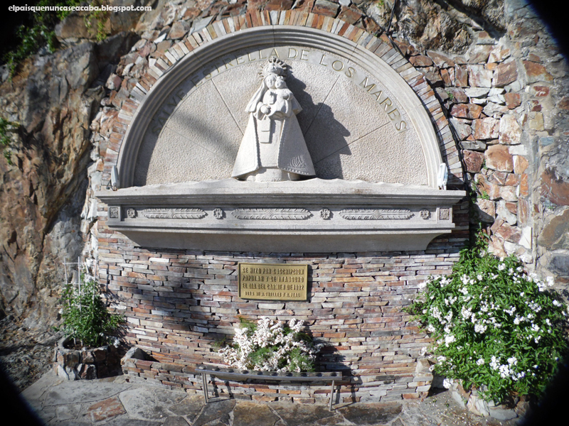 Monumemento homenaje a la virgen del Carmen en el muelle de Tapia de Casariego