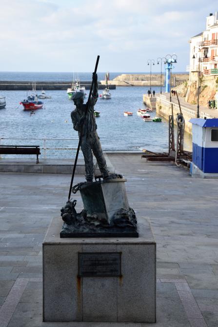 Monumento a los hombres del mar en el muelle de Tapia de Casariego