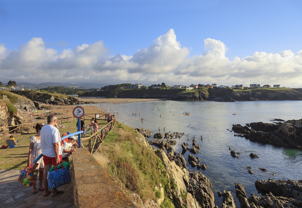 Grupo de personas de camino a la playa de San Blas en Tapia de Casariego