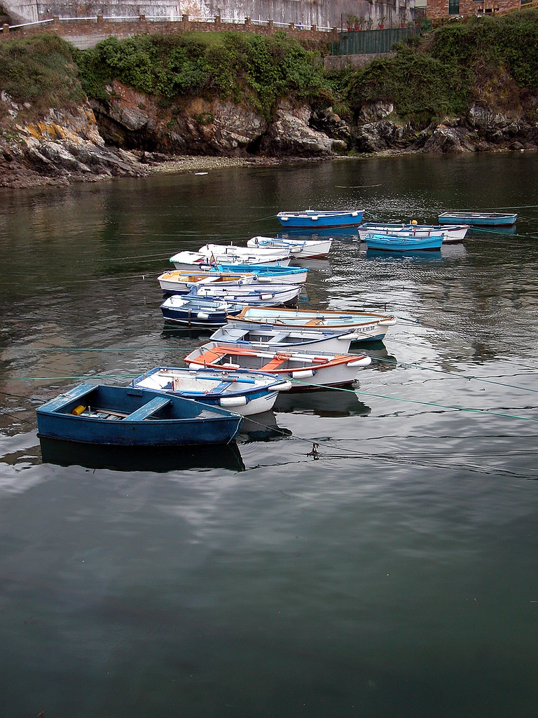 Grupo de chalanos amarrados en el muelle de Tapia de Casariego