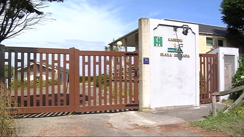 Acceso principal al camping en Tapia de Casariego