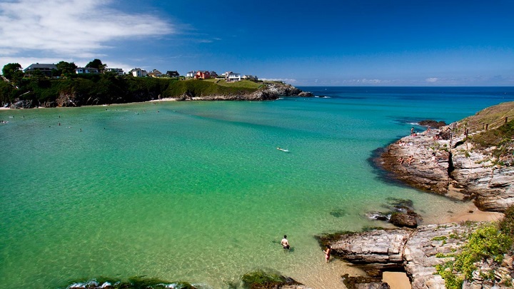Playa A Ribeiria en Tapia de Casariego con marea alta