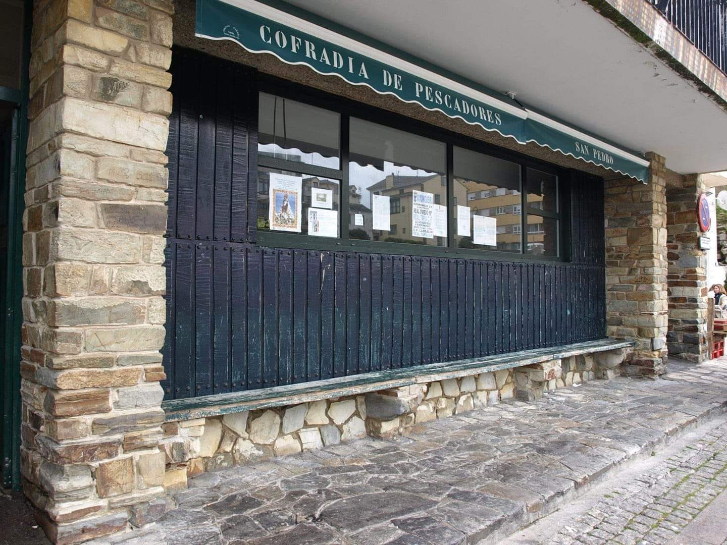 Banco de la rula en el muelle de Tapia de Casariego