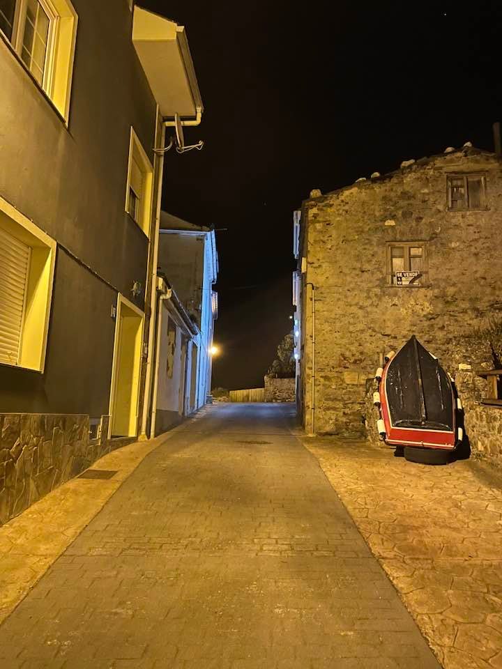Calle de acceso a la punta del Cuitelo en Tapia de Casariego