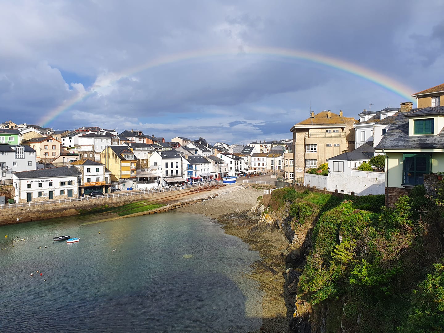 Vista del muelle de Tapia de Casariego desde la Guardia