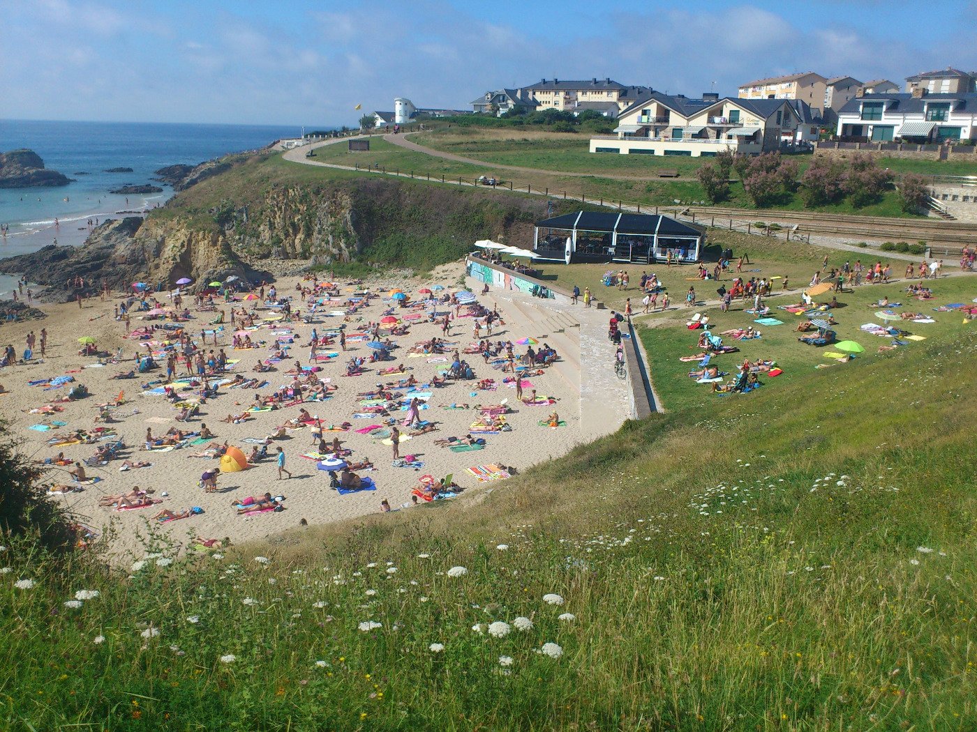 Playa del Murallón abarrotada de tapiegos y turistas en Tapia de Casariego