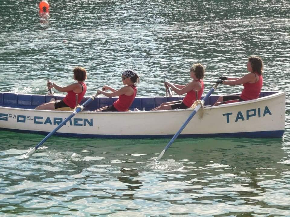Grupo de remeras locales de Tapia de Casariego