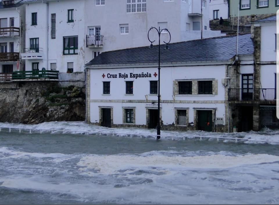 Galerna en el muelle de Tapia de Casariego, el agua entrando en la rula
