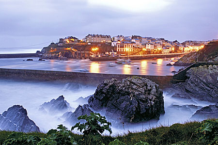 Vista nocturna del muelle de Tapia de Casariego tomada desde Os Cañois