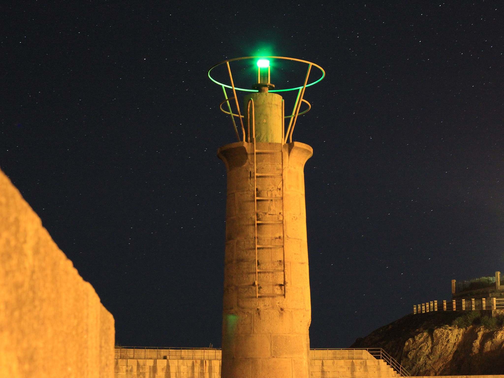 Faro del Rocín ilumninando el muelle de Tapia de Casariego