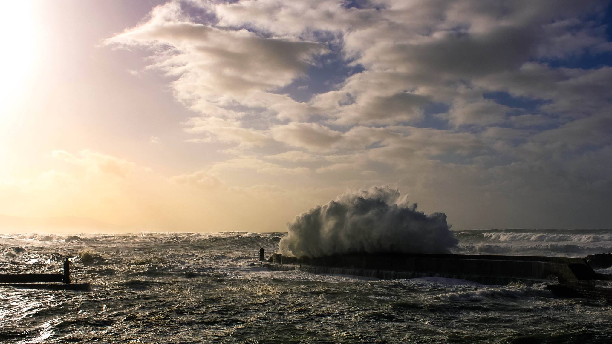 Galerna golpeando sobre el faro rojo en Tapia de Casariego