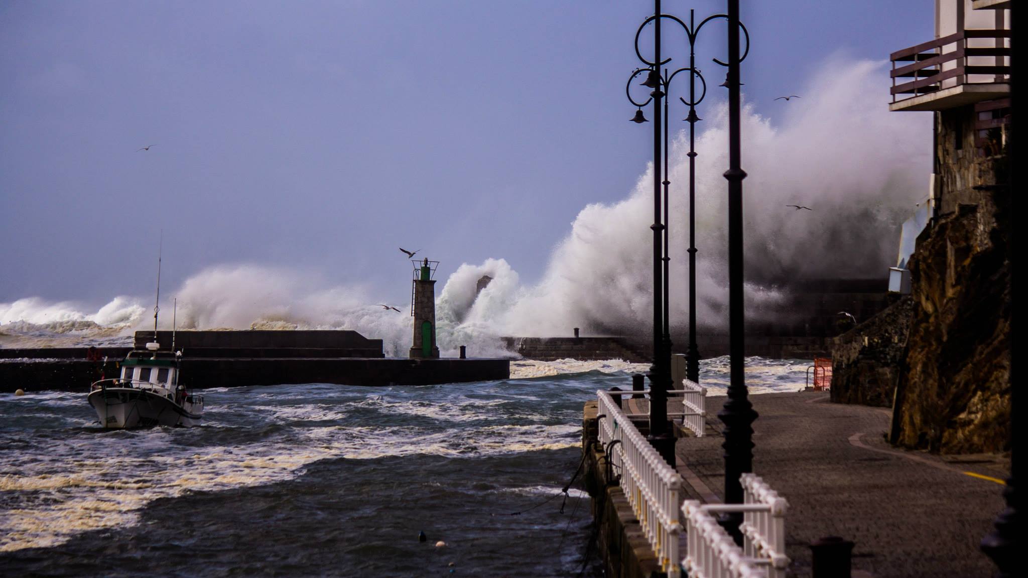 Galerna en el muelle de Tapia de Casariego sobre el faro rojo
