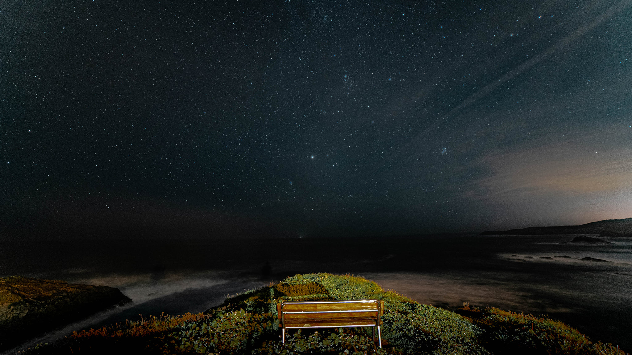 Banco de madera en la punta EL Cuitelo en Tapia de Casariego