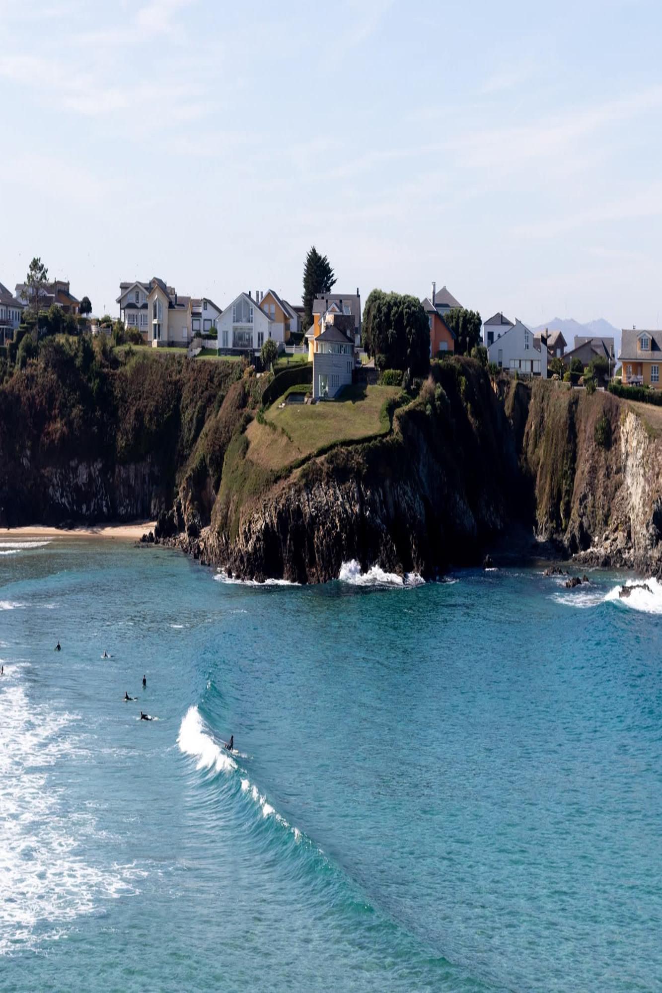 Playa A Ribeiria en Tapia de Casariego al fondo la Reburdia