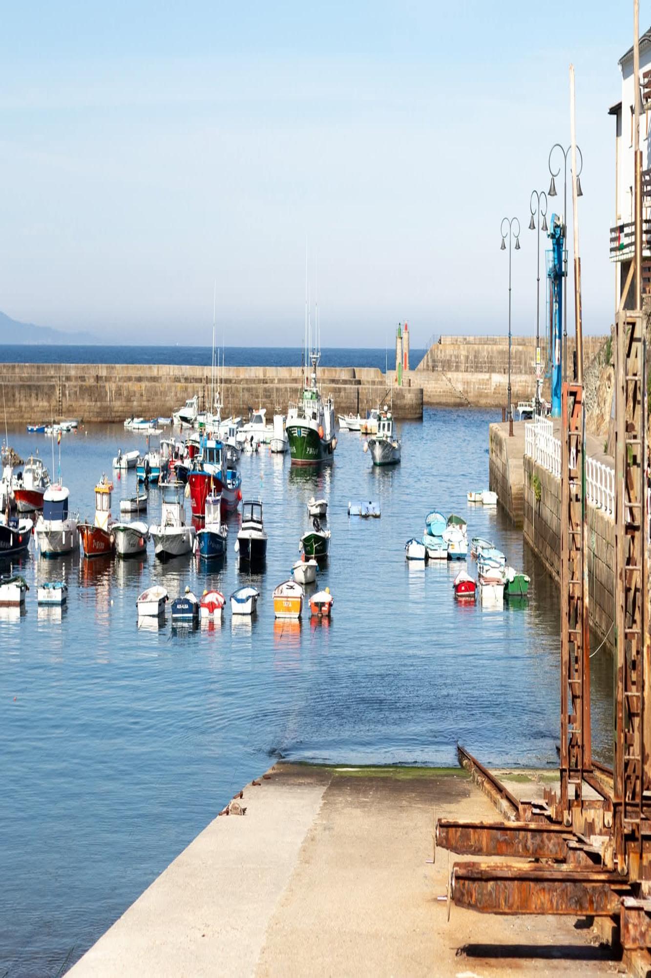 El muelle de Tapia de Casariego en un día soleado