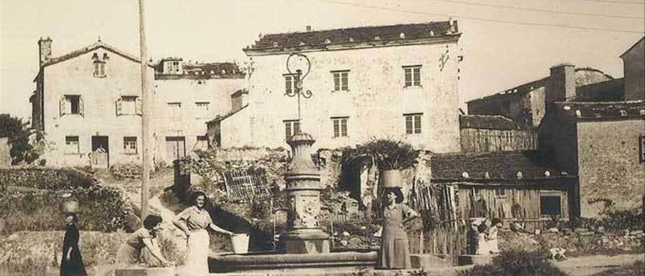 Mujeres tapiegas recogiendo agua en la fuente del Pilón