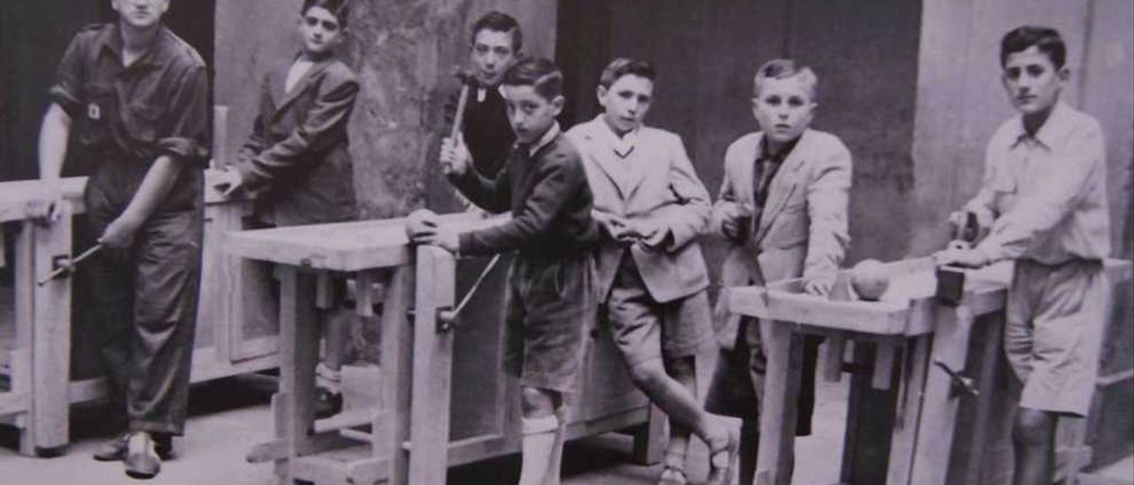 Niños en el colegio, taller de carpintería