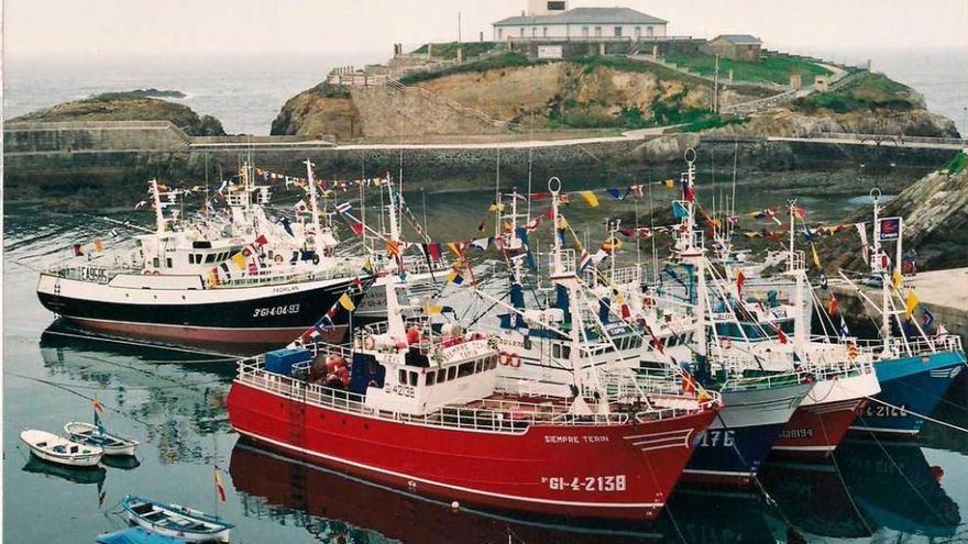 Barcos Siempre Terin, Villaselan y Maria Tobalina amarrados al muelle de Tapia de Casariego