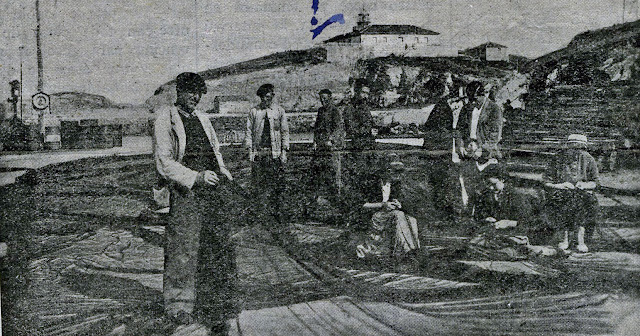 Tendiendo y reparando las redes en el muelle de Tapia