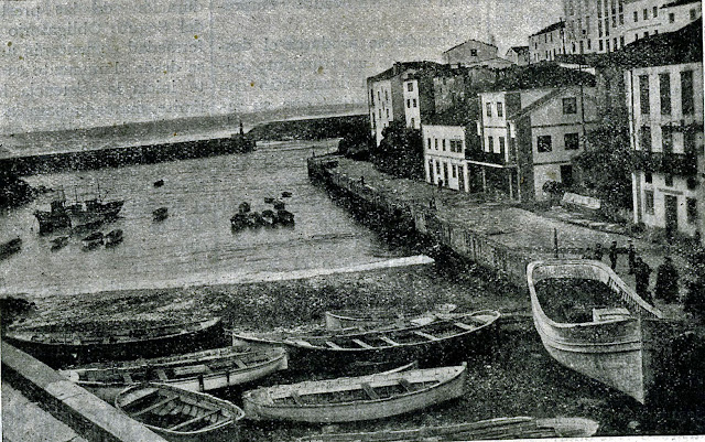 Lanchas varadas en el puerto de Tapia de Casariego, años cincuenta