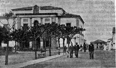 El parque y el Ayuntamiento de Tapia