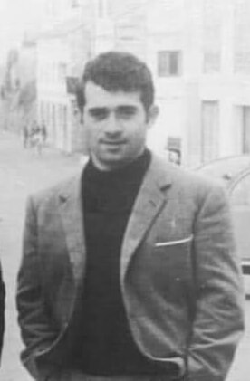 Tapiego caminando por las calles del centro de Tapia de Casariego