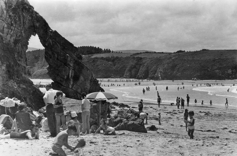 Playa de Tapia de Casariego al fondo La Reburdia